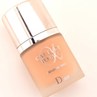 Buy Dior Capture Totale Triple Correcting Serum Foundation - 020 Light Beige - Cult Beauty Pakistan